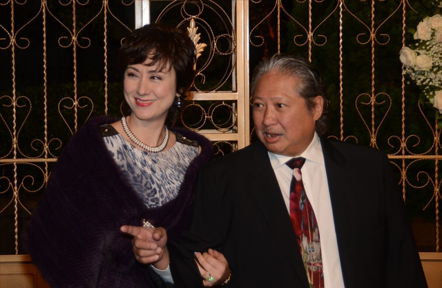 洪金宝携妻内地度假身形暴瘦俩人搀扶走不动妻子拿手机拍不停