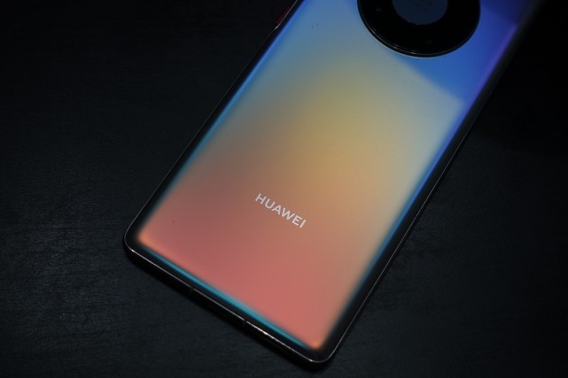 目前来说的话华为mate40比较受大众欢迎