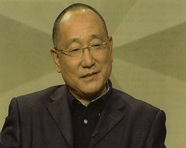 2001年胡介国当上非洲酋长同年带着私人武装营救同胞