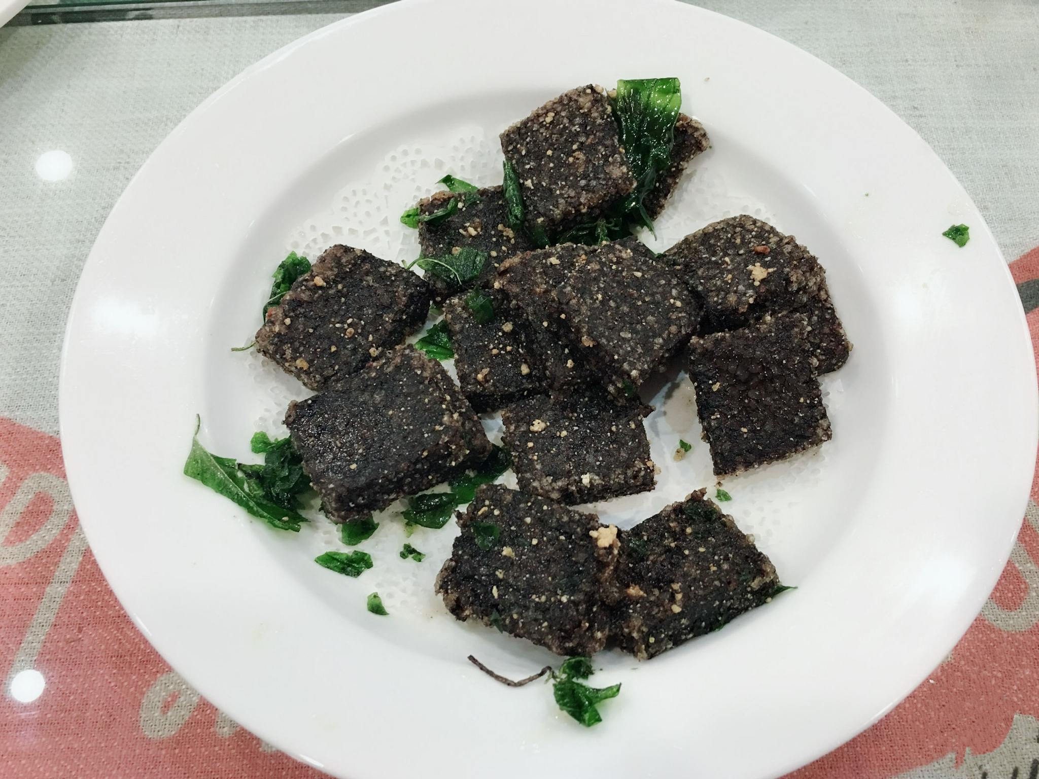 炸米血糕这道菜很便宜,口感有些黏,应该用了蒸发的黏米做的吧