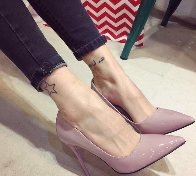 尖头裸鞋秀出脚踝间的一抹色彩