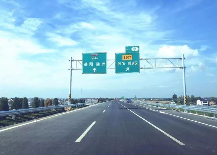 难道不是走右边的慢车道更加安全吗?其实并不是像大家想的这么简单.