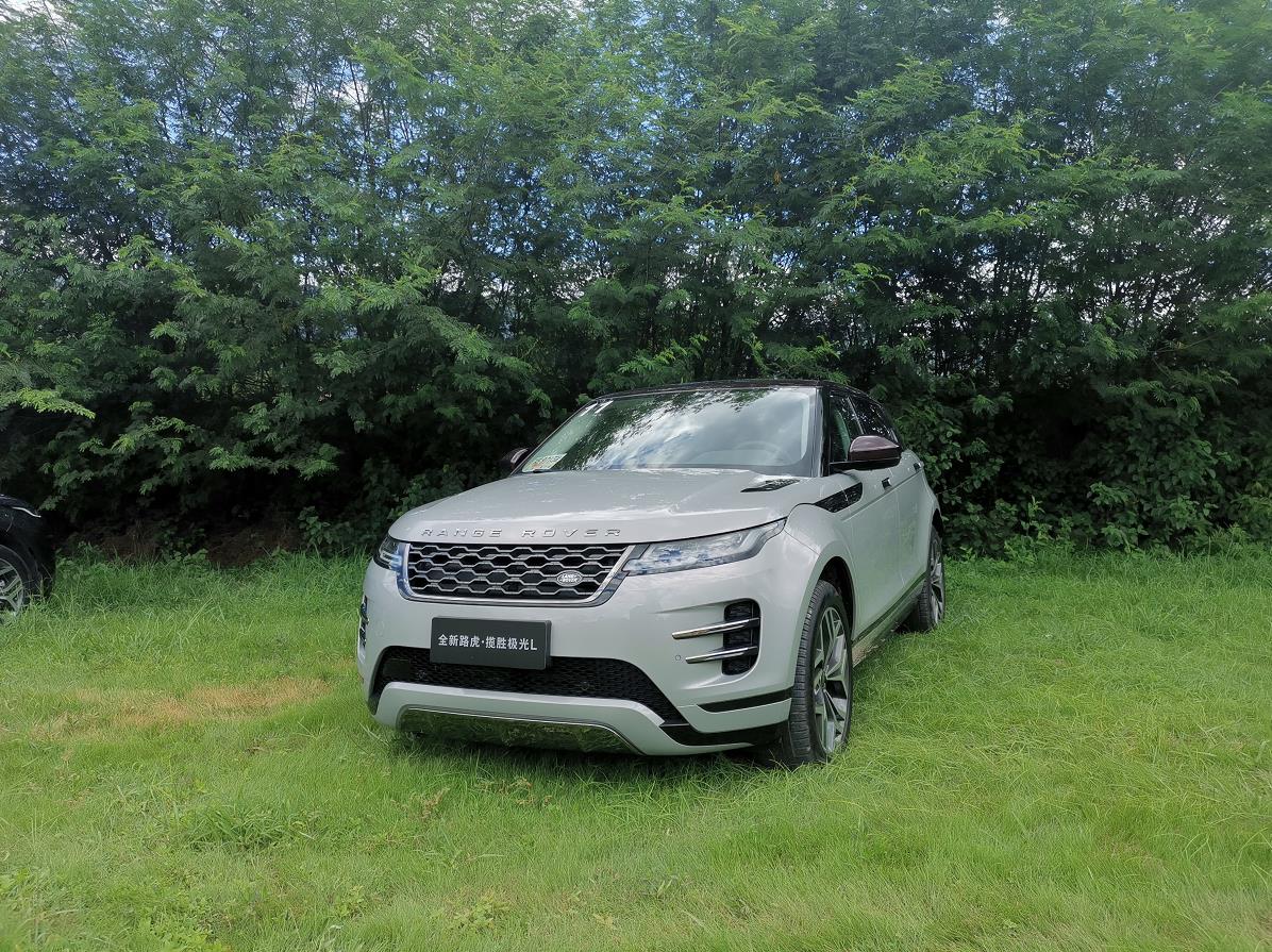 车外风雨交加车内幽雅品茶试驾全新路虎揽胜极光l