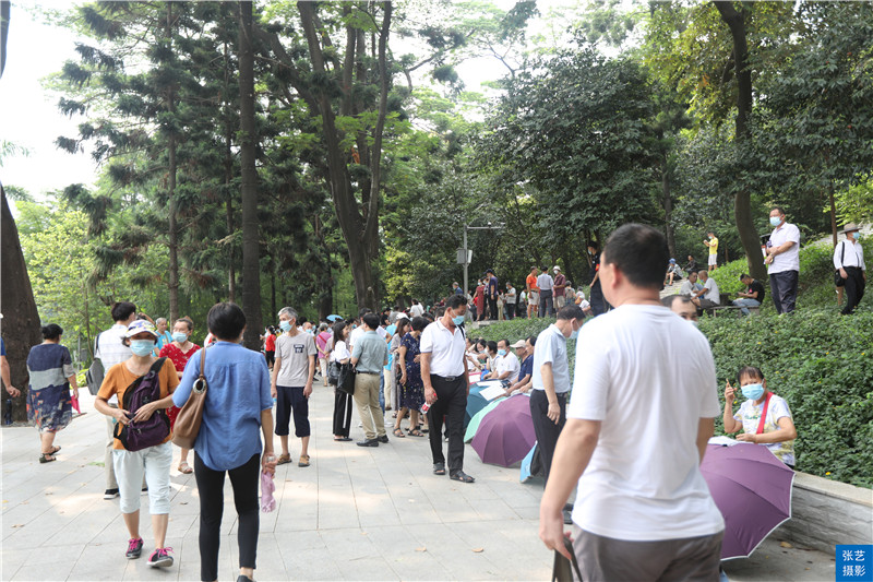 广州天河公园相亲角现场跟赶集一样场面火爆明码标价难觅爱情