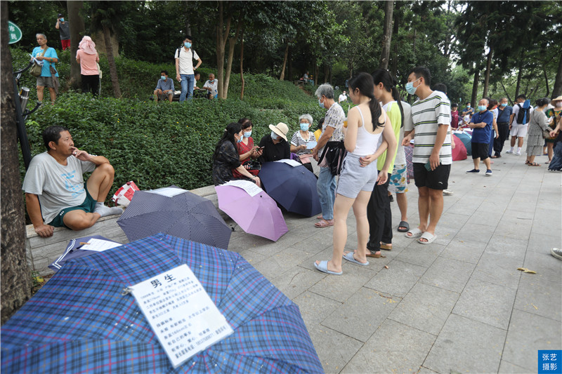 广州天河公园相亲角现场跟赶集一样场面火爆明码标价难觅爱情