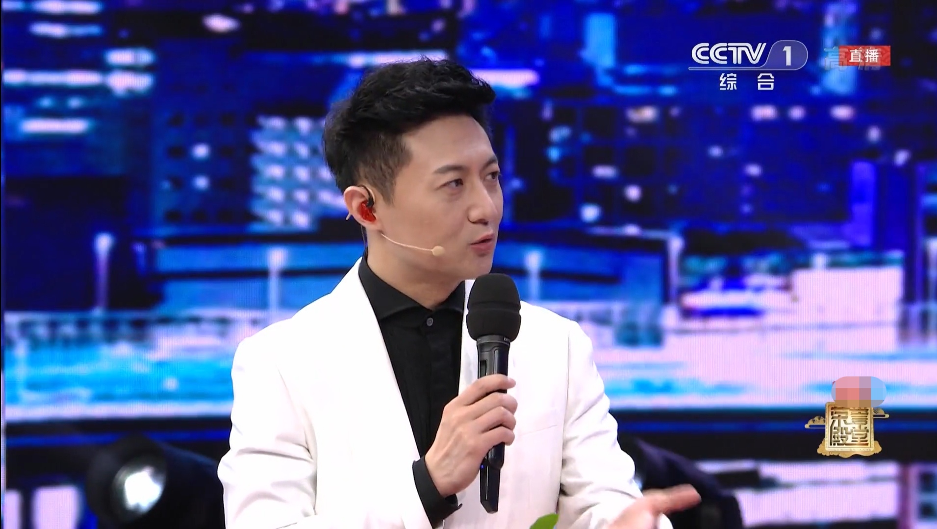 很多观众就是通过《城市之间》才记住甄诚的,可以说是他的代表性节目