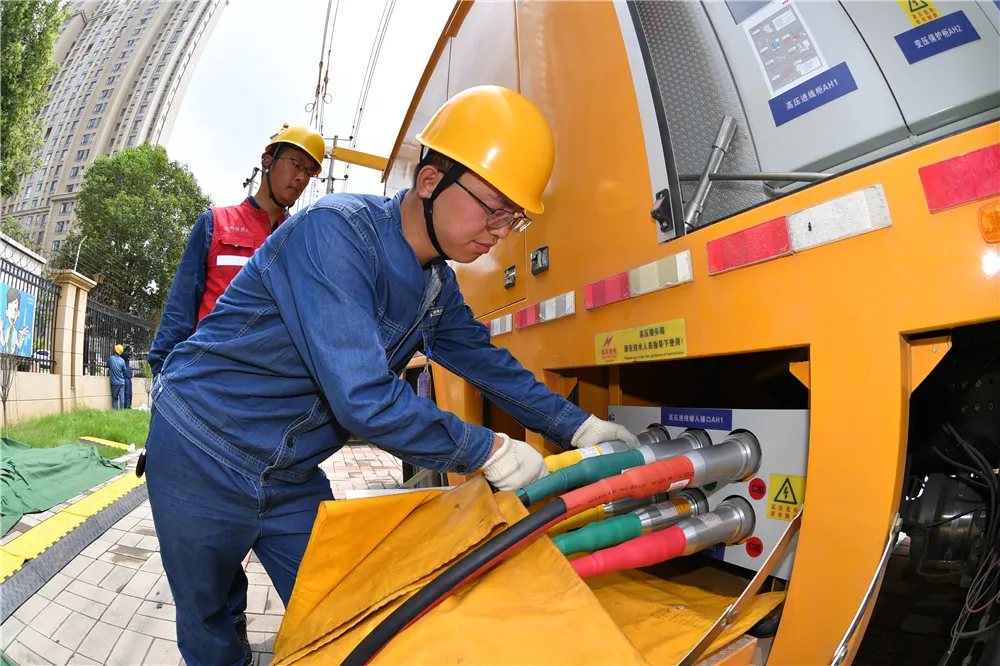 防汛故事为了早送电抢修工作连轴转