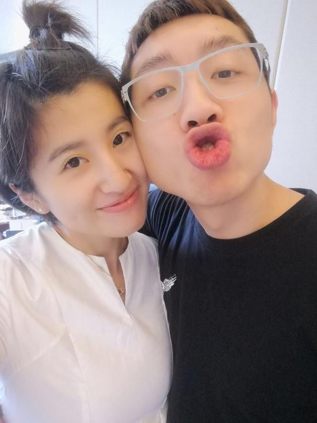 许昕的妻子其实是她短发清爽也是运动员但穿的就像个大学生