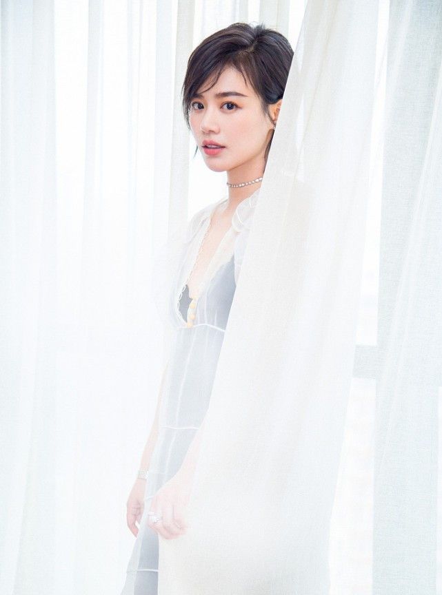 马思纯:一搂抹胸泡泡袖上衣 粉色长裙,留了2根"刘海"漂亮极了