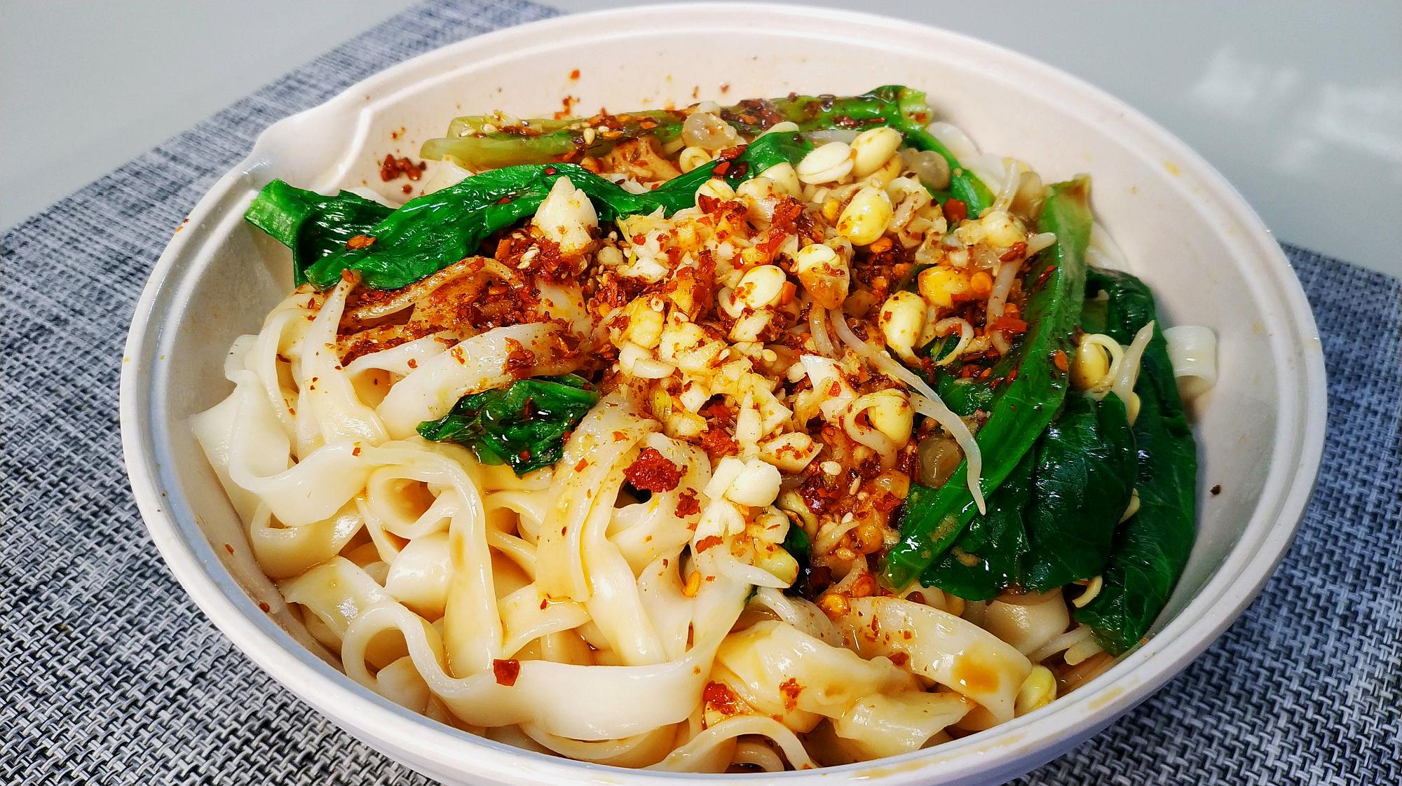 家常版的油泼面,不仅制作简单方便,更是鲜香浓郁又好吃