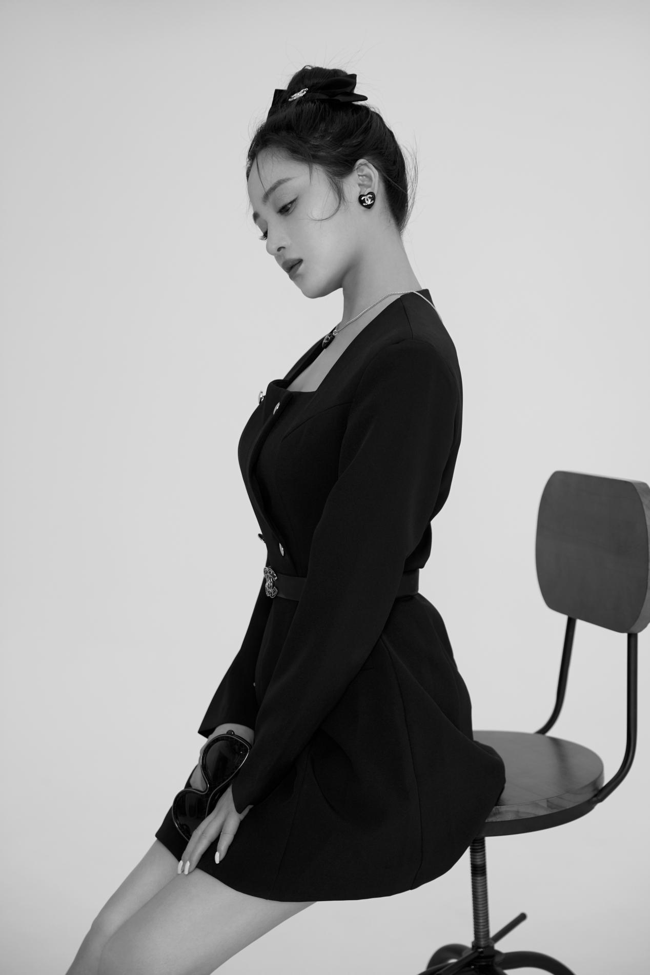 孙嘉璐黑白大片超带感港风氛围感美人绝绝子