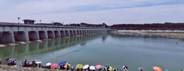江苏一水库开闸放水后,泄洪口成大型捕鱼现场,警方：非常危险休闲区蓝鸢梦想 - Www.slyday.coM