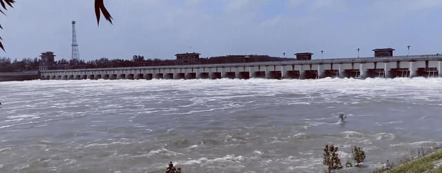 江苏一水库开闸放水后,泄洪口成大型捕鱼现场,警方：非常危险休闲区蓝鸢梦想 - Www.slyday.coM