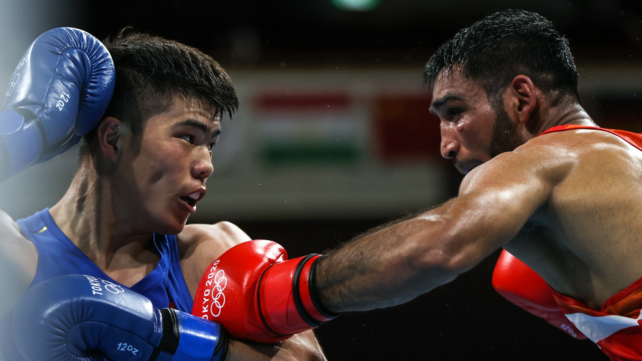 拳击男子6975公斤级中国选手托合塔尔别克唐拉提汗晋级