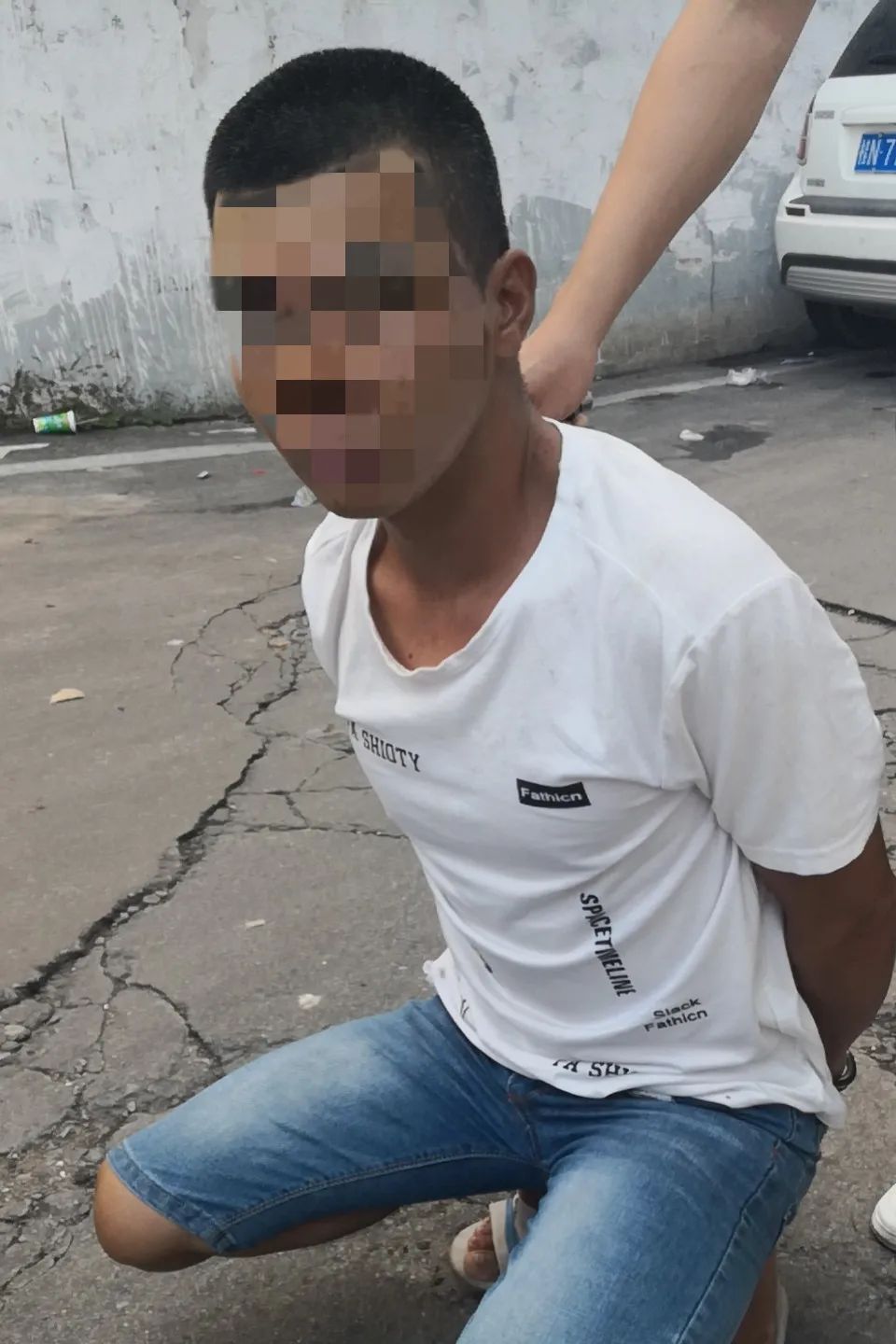 现场曝光!灵山警方抓捕毒贩,场面惊险