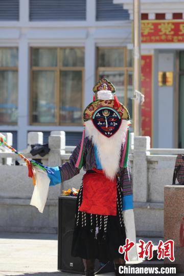 图为科迦村藏戏团表演《洛桑王子》。　杨程晨 摄