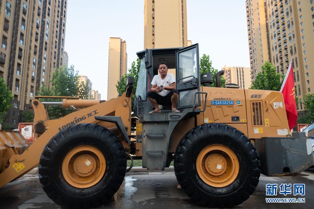 新华全媒铲车英雄