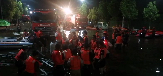 26日凌晨，救援人员驾驶冲锋舟持续接应被困群众。