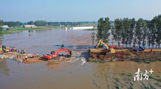 成功合龙鏖战两日两夜河南卫河新镇河段决口修补完成