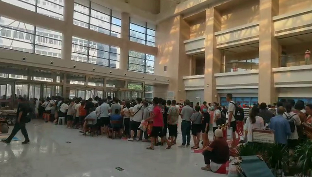 26日下午，新乡医学院一附院内排起长队等待救援的群众。