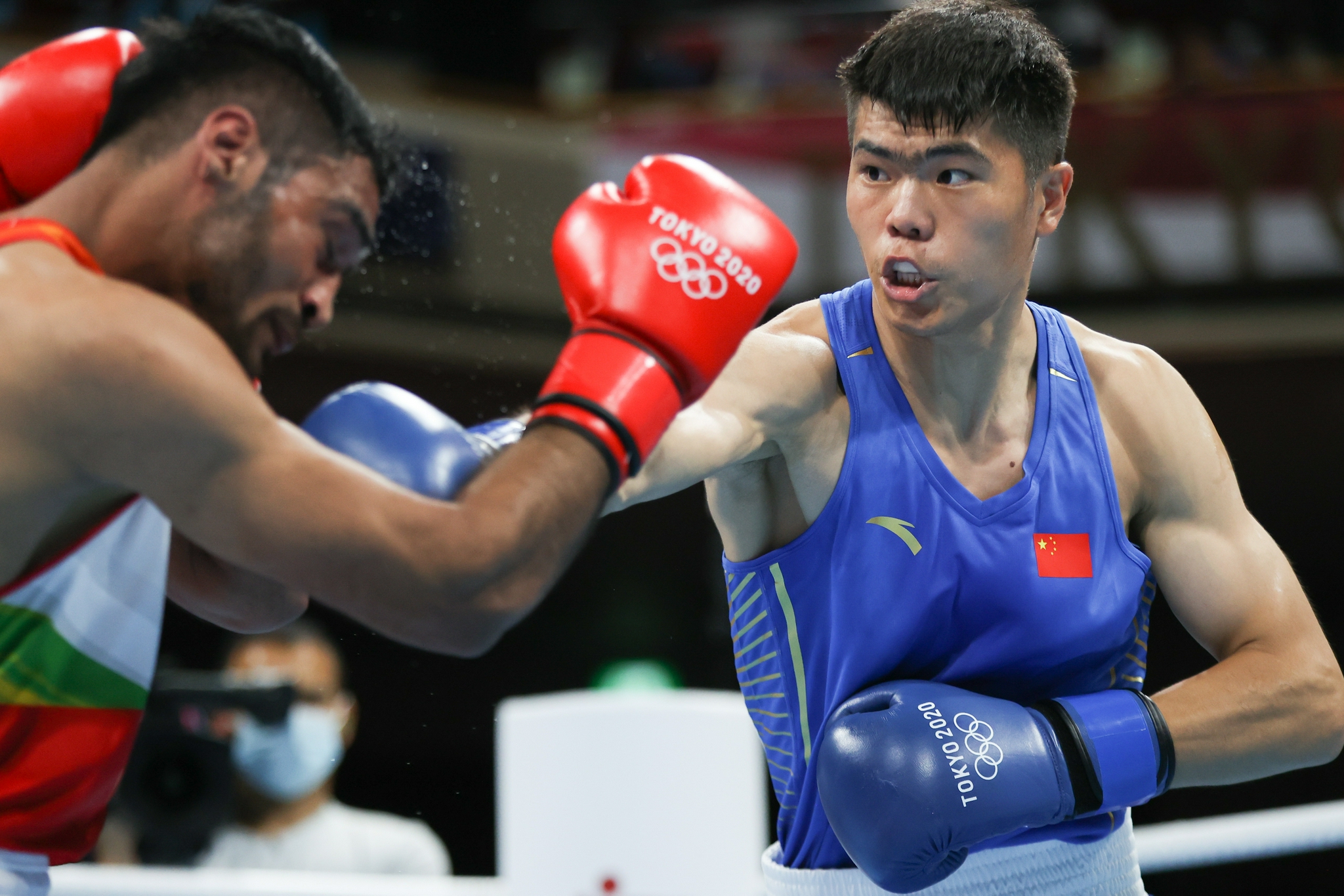 拳击男子6975公斤级中国选手托合塔尔别克唐拉提汗晋级