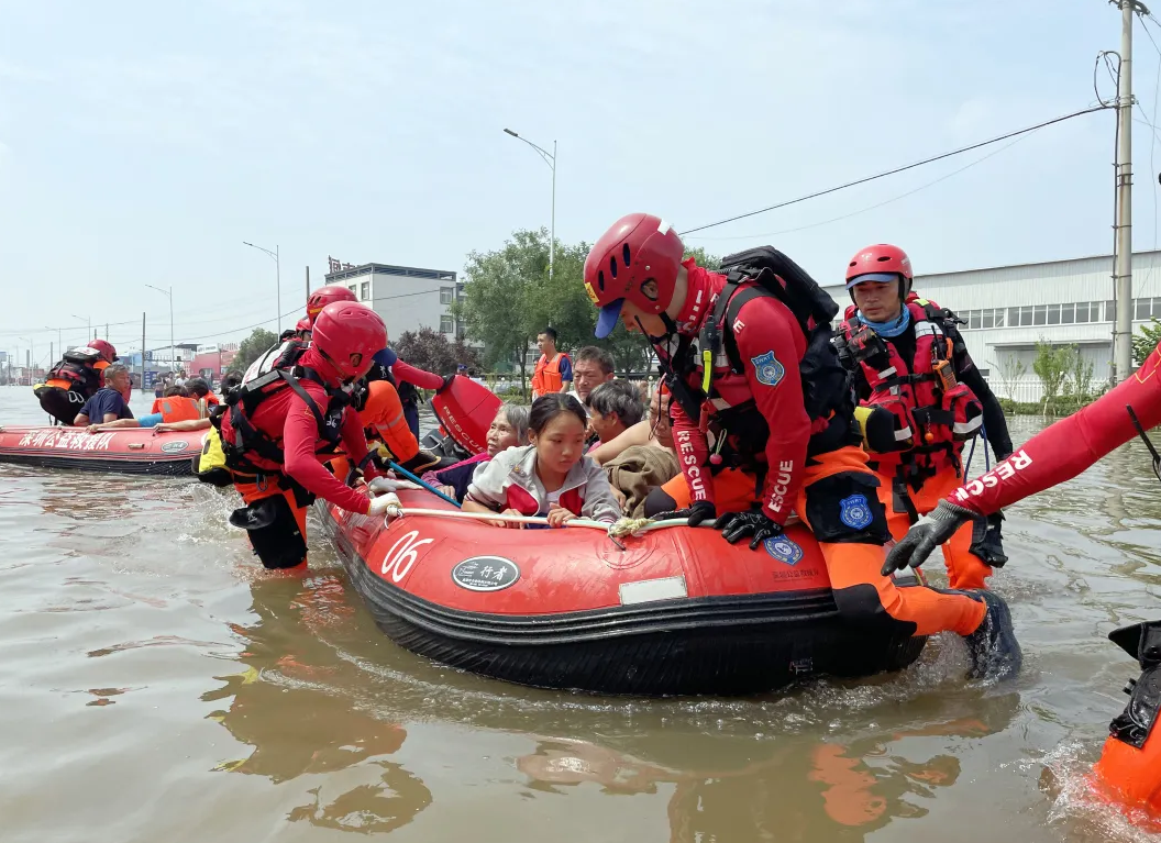 深圳公益救援队使用专业救生艇转移受灾居民.