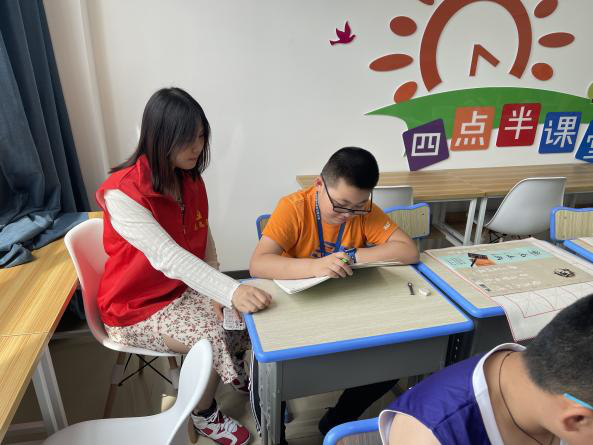 爱心暑托班志愿者在辅导(央广网发 通讯员供图)