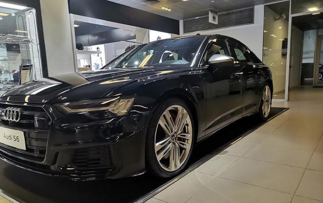 性能强悍,拥有黑色涂装,奥迪s6实车实拍