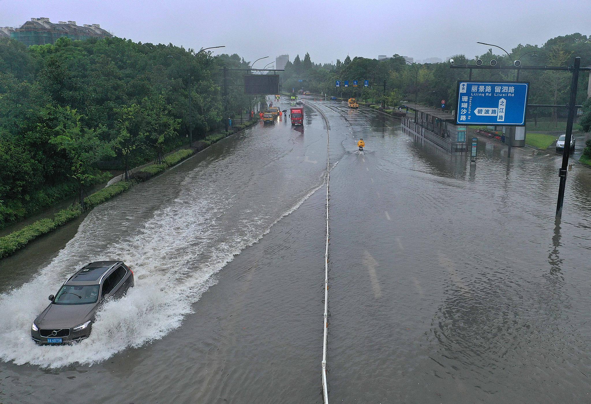 迎战烟花丨杭州转塘多条道路积水汽车被困水中