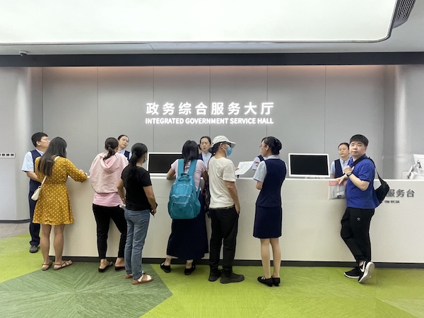 摄四层为龙华区城市运行管理局,城市运行联动中心,搭建了热线服务