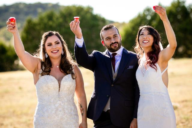 英国夫妇相处七年无惧非议要找新女友尽享三人世界