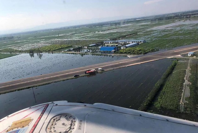 26日，第一财经记者乘坐救援直升机，俯拍卫辉市。摄影/邵海鹏