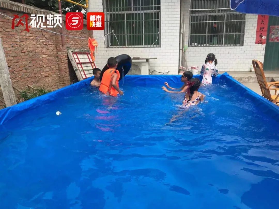 怕孩子去河里玩危险,西安一村民院里自制简易游泳池