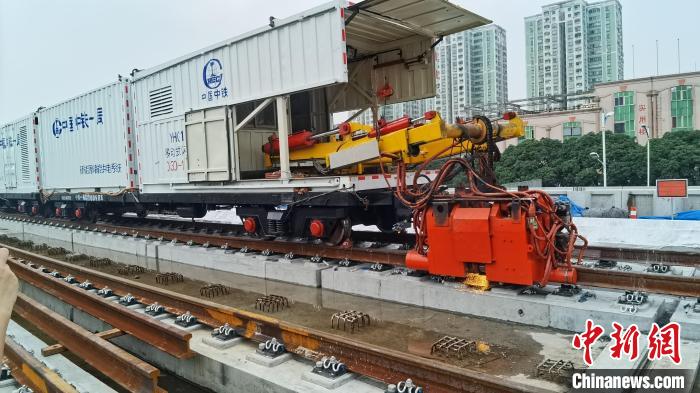 中国首台新能源焊轨机在佛山地铁三号线作业现场 郭军 摄