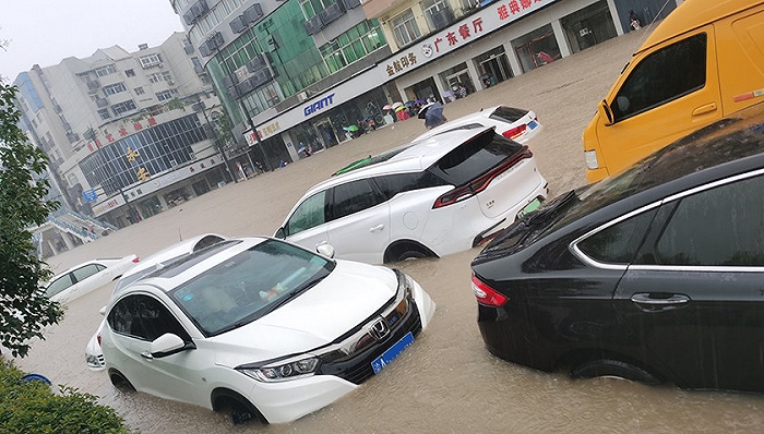  隧道口堵车现场。图片来源：受访者供图