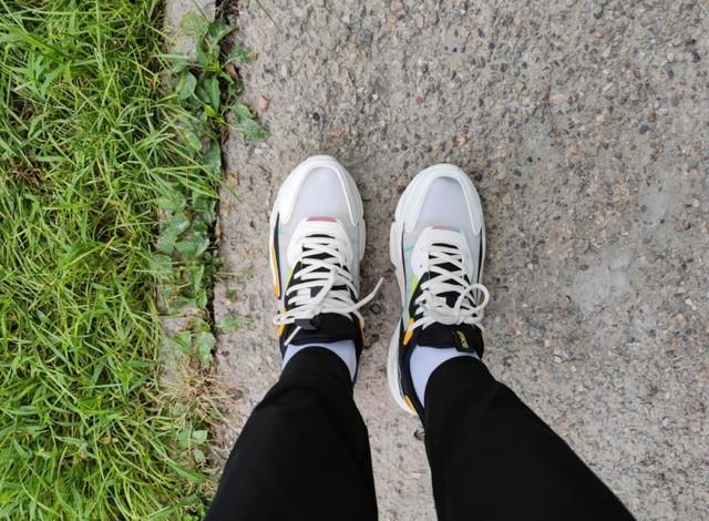 国货当自强！雷军微博亲晒鸿星尔克运动鞋休闲区蓝鸢梦想 - Www.slyday.coM