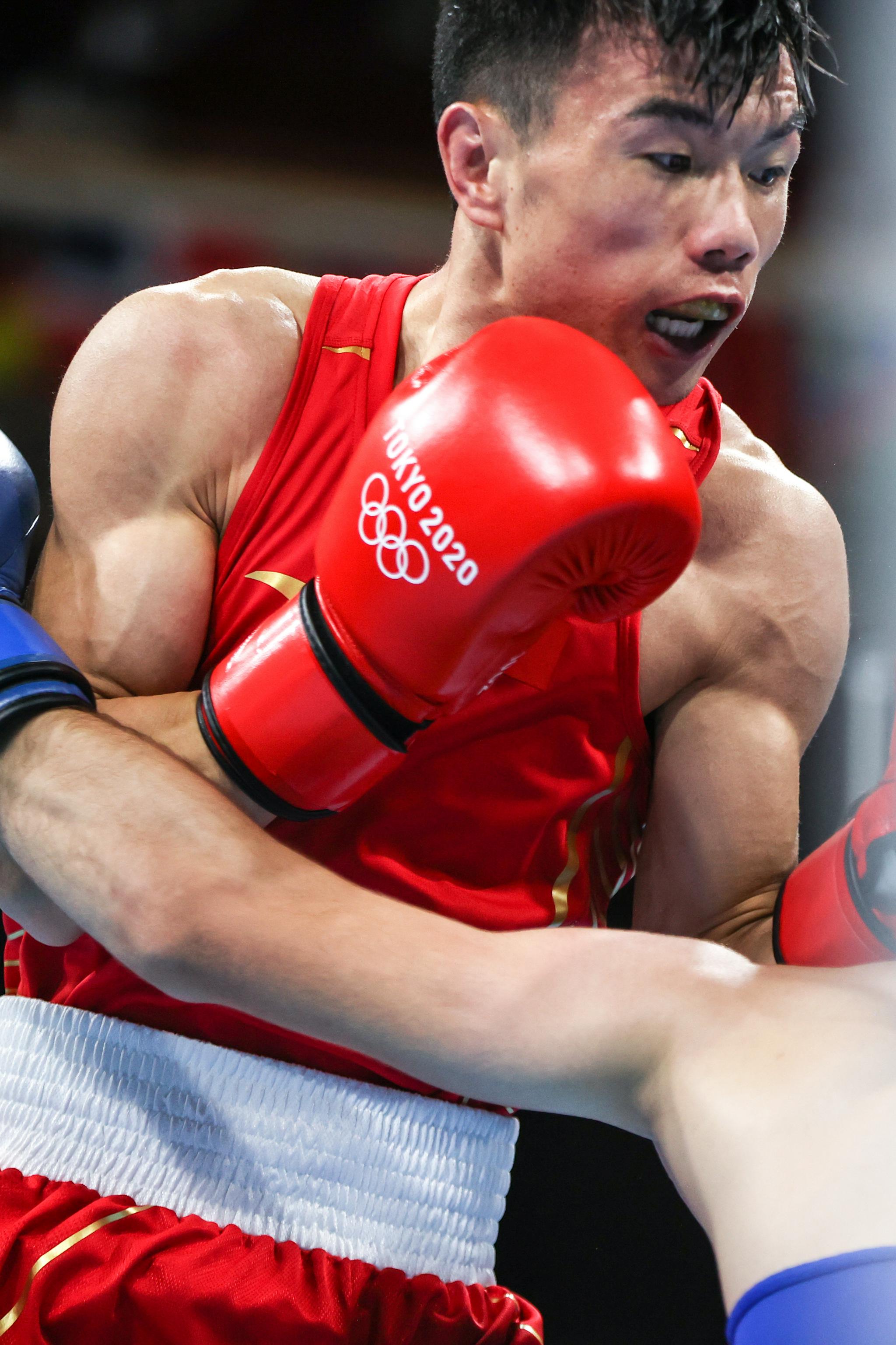 拳击男子4852公斤级胡建关晋级