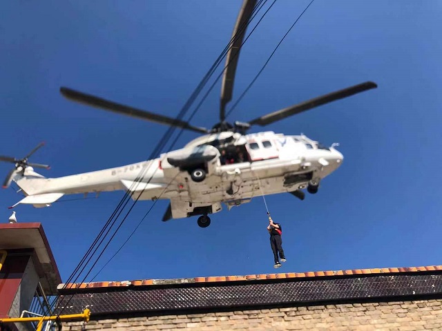26日，救援队驾驶直升机转运小河口村村民。摄影/邵海鹏