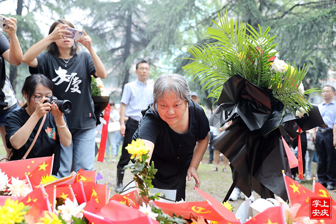 陈独秀的孙女陈长璞在上海龙华烈士陵园献花。掌上安庆图