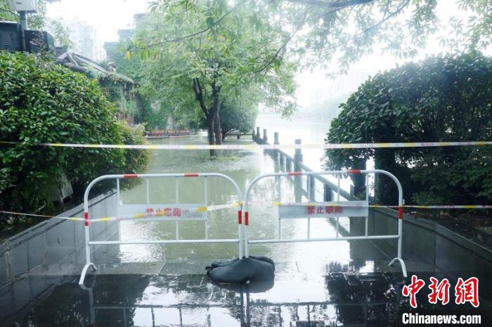 大运河南端水位上涨,周边拉起警戒线. 干儒森 摄