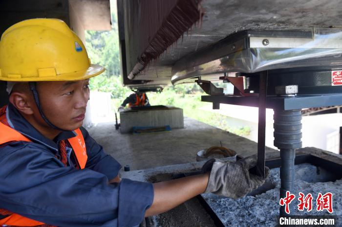 施工人员在为澄江双线特大桥最后一榀箱梁安装支座螺栓。蒋雪林 摄