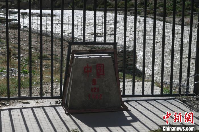 图为位于阿里地区的普兰口岸界桩. 杨程晨 摄