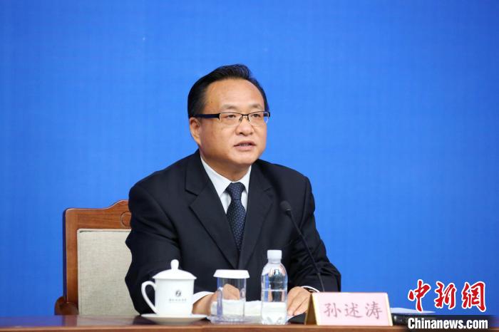 济南市委副书记、市长孙述涛在发布会上“推介”济南。　沙见龙 摄