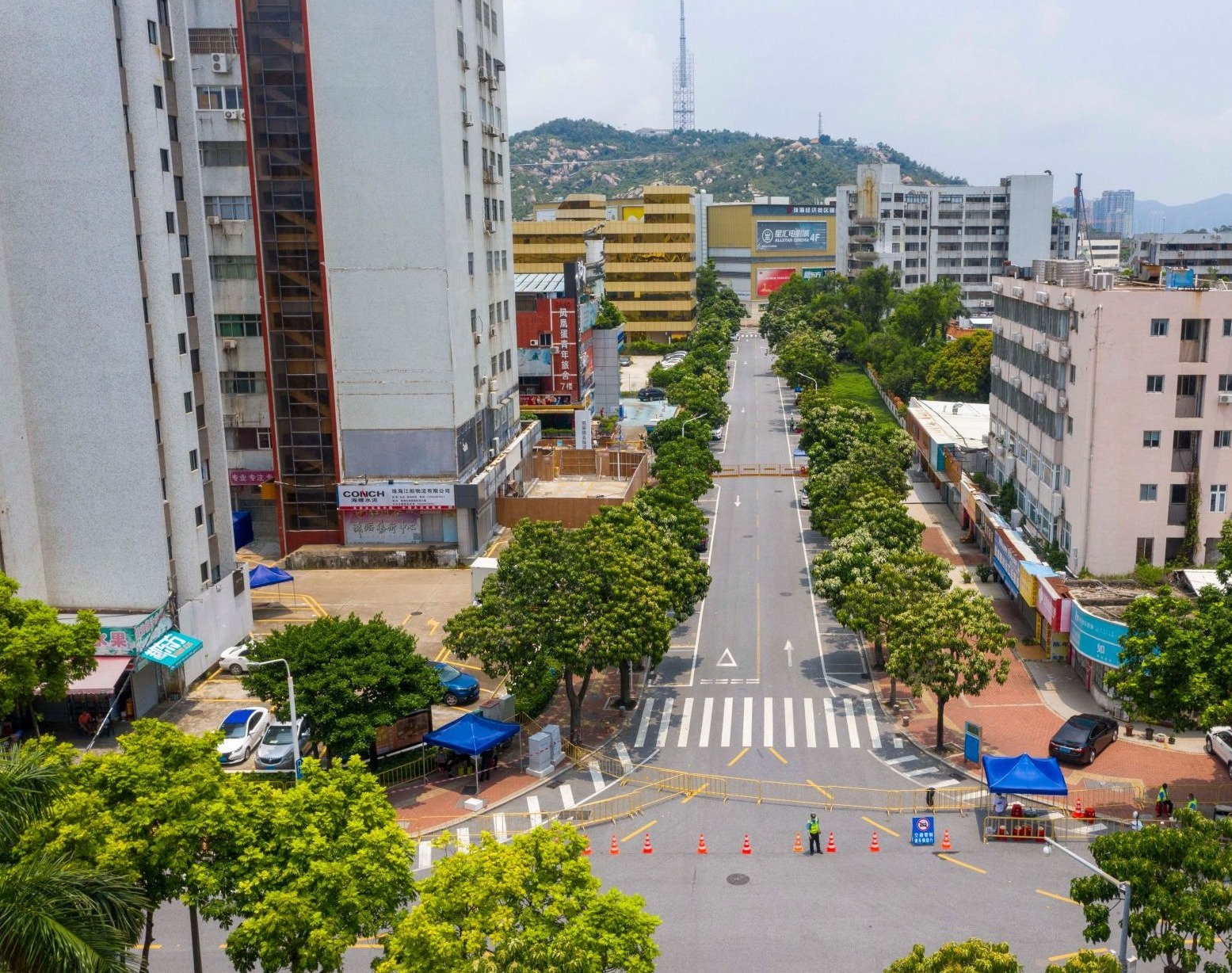 当日中午11时30分,记者来到位于封控管理区园林路附近看到,吉大街道