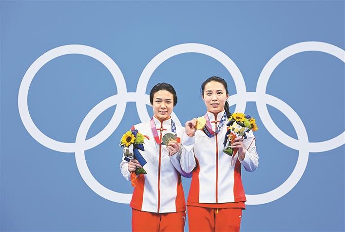 施廷懋和王涵(右)展示金牌.