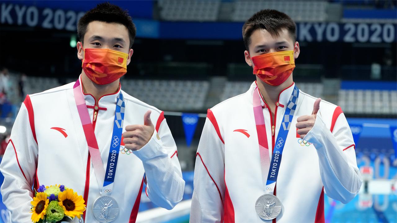 曹缘陈艾森男子双人10米台摘银 赛后曹缘向陈艾森说对不起