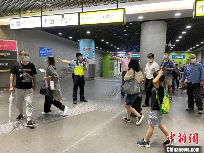 轨交公安徐家汇站所民警在上海南站站疏导换乘客流。　上海警方供图