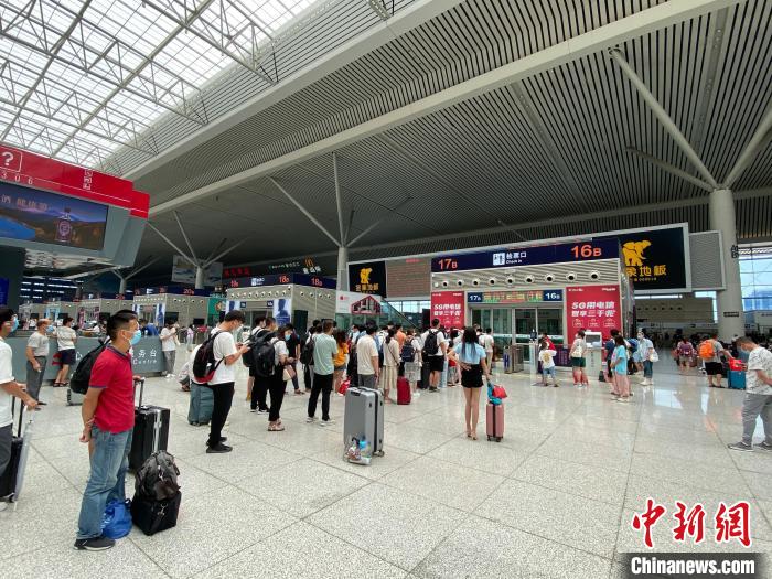 郑州东站候车大厅内排队等待安检的旅客。郑州东站供图