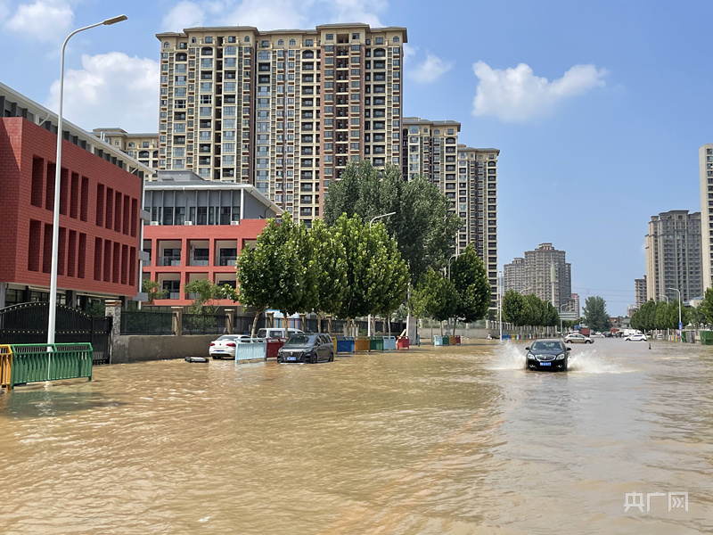 郑东新区部分路段仍然积水严重，通行困难（总台央广记者 管昕 摄）