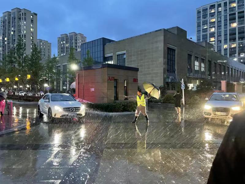 直击台风“烟花”|宁波大榭：致敬风雨中的“志愿红”_手机新浪网